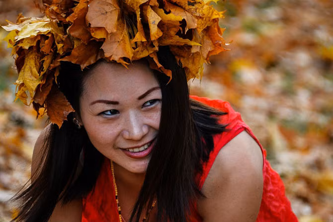 Thiếu nữ đội một chiếc mũ lá trong công viên Tsaritsyno ở Moscow, Nga.