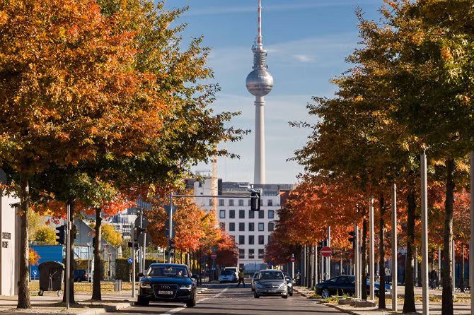 Hai hàng cây trên đường phố của thủ đô Berlin, Đức chuyển màu khi thu sang.