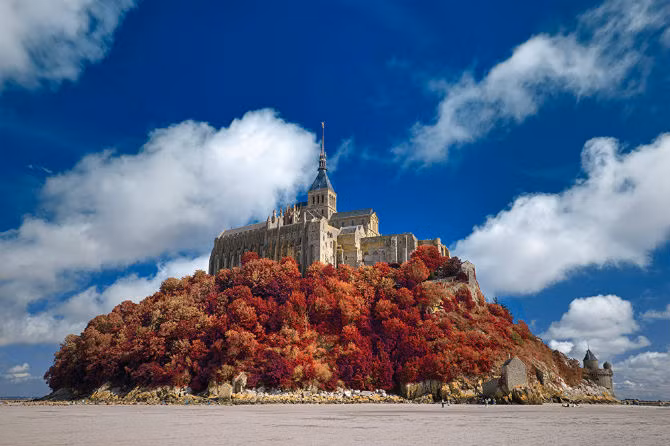 Mùa thu thanh bình ở đảo Mont Saint-Michel, Normandy, Pháp.