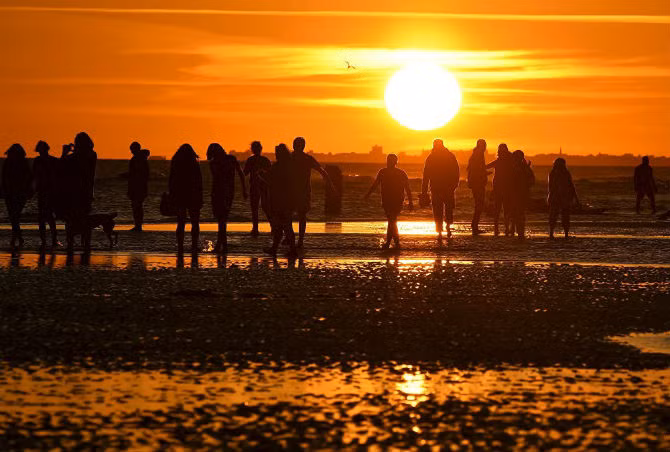 Cảnh hoàng hôn trên bãi biển ở Brighton, miền nam nước Anh.