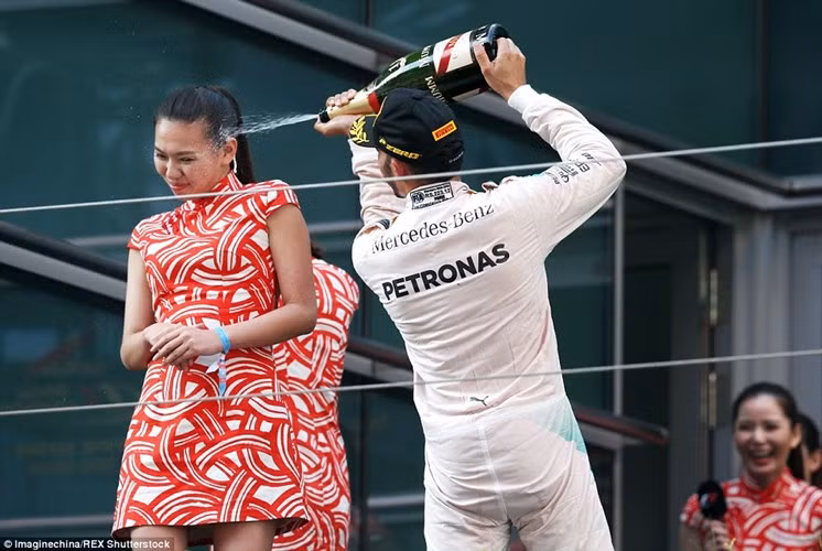 Tay dua Cong thuc 1 phun sampanh vao Tong thong Putin-Hinh-9