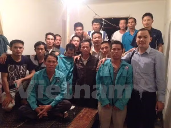 Đại diện Công ty SIMCO Sông Đà gặp gỡ người lao động tại Algeria. (Ảnh: Cục Quản lý lao động ngoài nước)