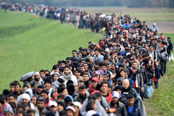 Canh hang nghin nguoi ti nan di bo qua cac nuoc Balkans