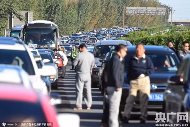 Dòng xe cộ tắc cứng, các tài xế xuống xe nói chuyện trong khi chờ đợi.