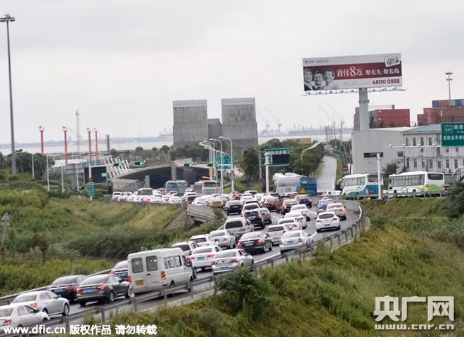 Xe ôtô nối dài gần trạm thu phí ở đường vành đai cao tốc G1501 thành phố Thượng Hải hôm 1/10.