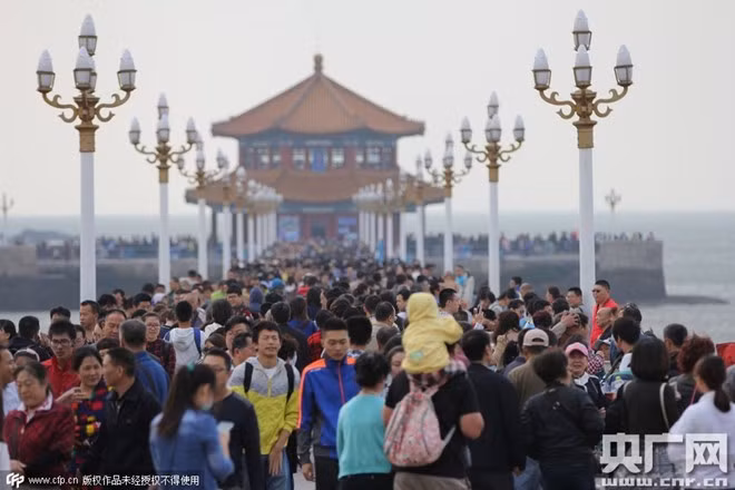 Dòng người đúc tại thành phố biển Thanh Đảo, tỉnh Sơn Đông.