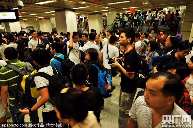 Theo China Daily, hơn 100 triệu lượt khách dự kiến ​​du lịch bằng đường sắt trong dịp lễ Quốc khánh. 13,3 triệu hành khách dùng tàu làm phương tiện di chuyển trong ngày 1/10. Đây là mức kỷ lục và tăng 13,4% so với thời điểm này năm ngoái.