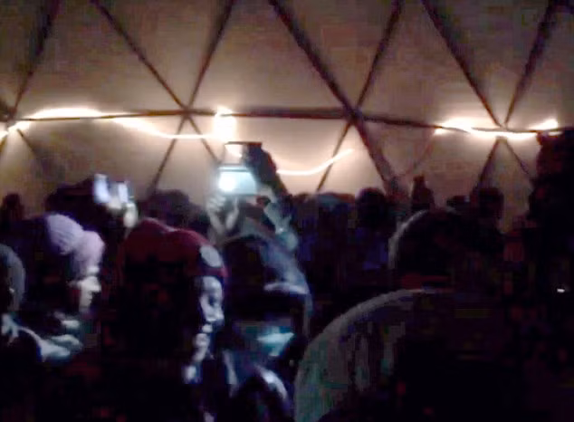 Được tài trợ bởi nhà sản xuất Sonia Friedman, “câu lạc bộ đêm” này trở thành khu vui chơi an toàn cho những người tị nạn, tạm quên đi những khó khăn trước mắt.