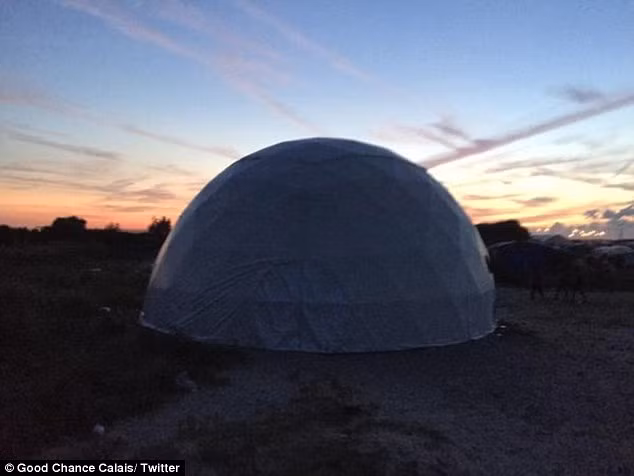 Mới đây, một “câu lạc bộ đêm" với tên gọi Good Chance Theatre được dựng lên trong trại tị nạn Jungle.