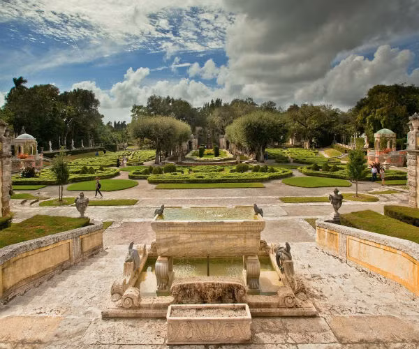 Biệt thự Vizcaya ở Miami, Florida, được doanh nhân James Deering xây làm nhà ở vào năm 1910. Nhưng hiện nay, công trình này trở thành một viện bảo tàng với những khu vườn tuyệt đẹp.