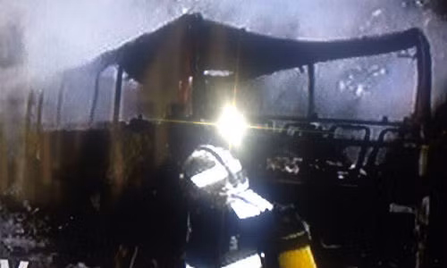 Xe buýt bốc cháy sau cú đâm trực diện.