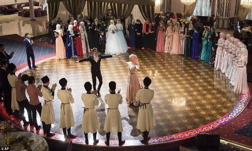 Cặp đôi khiêu vũ trước sự cổ vũ của mọi người.