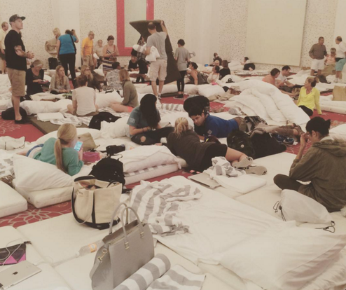 Chính quyền Mexico yêu cầu những người dân trong khu vực có thể bị ảnh hưởng của bão khẩn trương sơ tán. Ảnh: Người dân được sơ tán vào khách sạn khu nghỉ dưỡng Garza Blanca tránh bão.