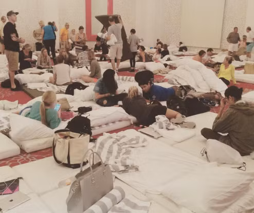 Chính quyền Mexico yêu cầu những người dân trong khu vực có thể bị ảnh hưởng của bão khẩn trương sơ tán. Ảnh: Người dân được sơ tán vào khách sạn khu nghỉ dưỡng Garza Blanca tránh bão.