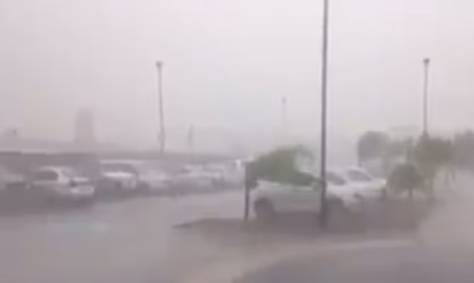 Bão Patricia mang mưa lớn và gió mạnh trút xuống Manzanillo.