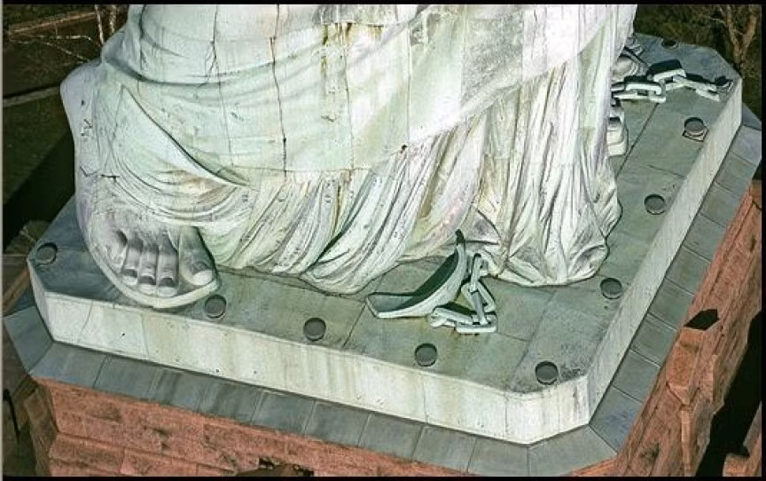 Năm 1886, khi mới được đưa tới Mỹ từ Pháp, tượng Nữ thần Tự Do có lớp vỏ đồng sáng bóng nhưng sau hai thập kỷ, lớp vỏ bên ngoài đã chuyển sang màu xanh.