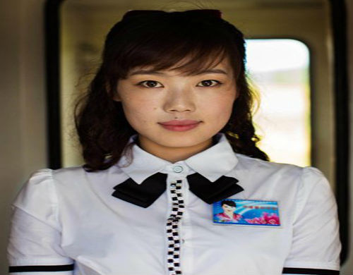 Cô gái này hiện đang làm việc ở trên tàu. (ảnh: Mihaela Noroc/Huffington Post).