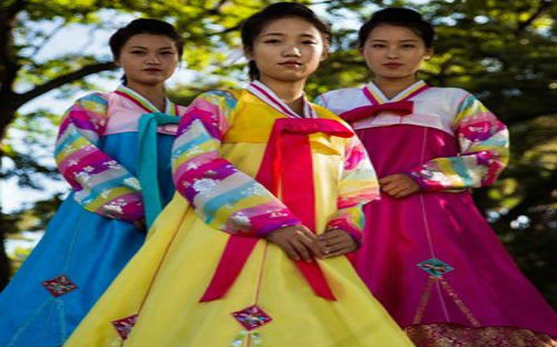 Những bộ trang phục truyền thống nhiều màu sắc được các cô gái Triều Tiên ưa chuộng. Ảnh chụp tại thành phố biên giới Sinuiju, giáp với Trung Quốc. (ảnh: Mihaela Noroc/Huffington Post).