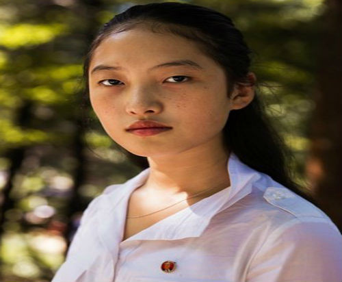 Cô gái với chiếc áo sơ mi gắn huy hiệu có hình ảnh của cố lãnh đạo Kim Nhật Thành. (ảnh: Mihaela Noroc/Huffington Post).