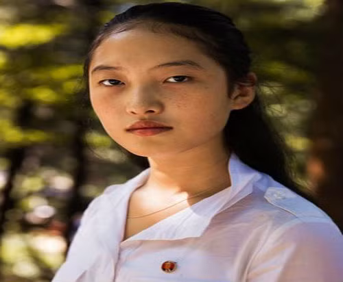 Cô gái với chiếc áo sơ mi gắn huy hiệu có hình ảnh của cố lãnh đạo Kim Nhật Thành. (ảnh: Mihaela Noroc/Huffington Post).