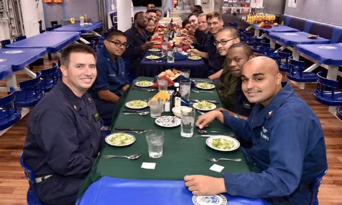 Cuoc song tren chien ham My ap sat dao nhan tao-Hinh-4