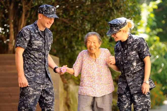 Bên cạnh các nhiệm vụ quân sự, thủy thủ đoàn tàu DDG-82 còn tham gia nhiều hoạt động từ thiện ở những nơi họ từng ghé thăm.