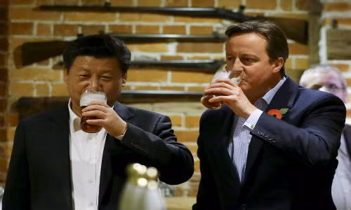 Chủ tịch Trung Quốc Tập Cận Bình uống bia cùng Thủ tướng Anh David Cameron tại quán nhậu The Plough At Cadsden.
