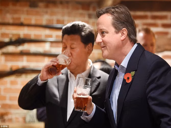 Ông Tập Cận Bình thưởng thức bia Greene King IPA cùng Thủ tướng Cameron.