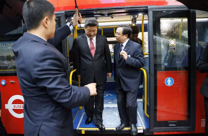 Nhà lãnh đạo Trung Quốc xuống xe buýt ở Lancaster House, London, Anh ngày 21/10.