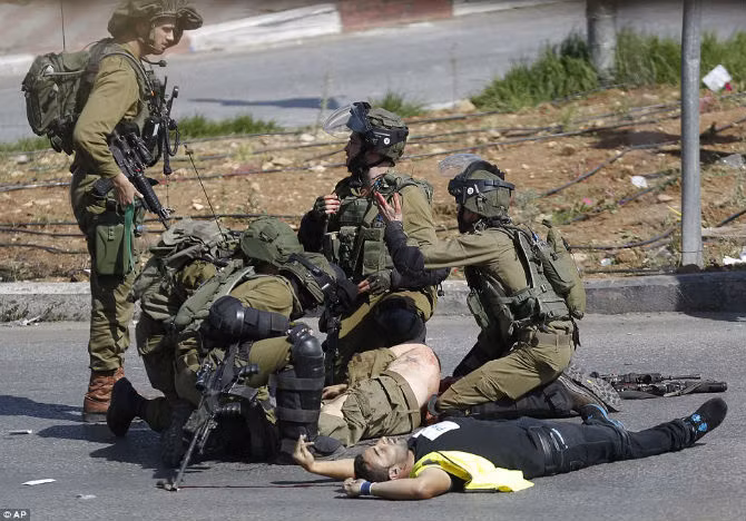 Người lính Israel bị dao đâm trọng thương được đồng đội sơ cứu…
