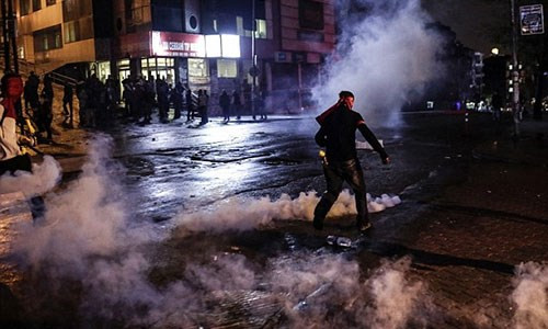 Hàng nghìn người dân Thổ Nhĩ Kỳ biểu tình phản đối hôm 11/10, một ngày sau khi xảy ra vụ đánh bom kép đẫm máu tại thủ đổ Ankara làm ít nhất 97 người chết.