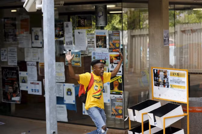 Một sinh viên phản ứng lại khi đối mặt với lực lượng an ninh Nam Phi trong cuộc biểu tình bên ngoài trường Đại học Johannesburg ngày 22/10.