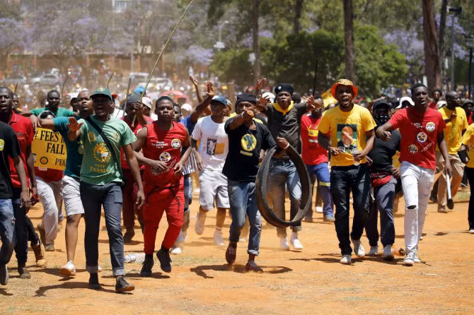 Cảnh sát Nam Phi phải sử dụng lựu đạn gây choáng để giải tán các sinh viên đốt lửa ở bên ngoài văn phòng Tổng thống Jacob Zuma.