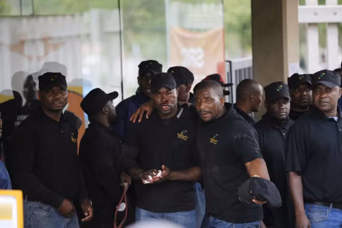 Một nhân viên an ninh Nam Phi bị thương sau khi trúng đá từ phía sinh viên biểu tình hôm 22/10.