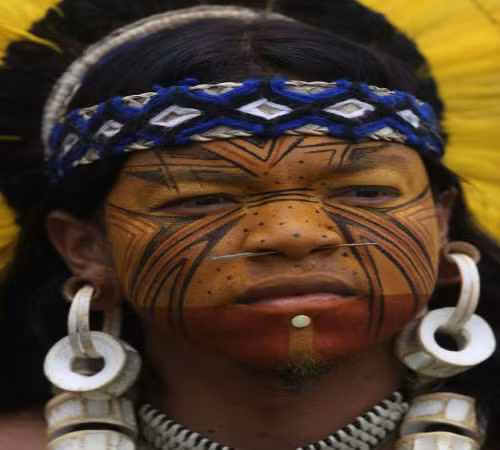 Người dân bản địa Pataxo chăm chú theo dõi sự kiện.