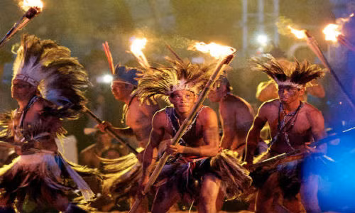 Người dân bản xứ đến từ Mông Cổ hay Philippines cũng đã tới Palmas để tham gia Thế vận hội này. Ảnh: Một nhóm người Gaviao đốt đuốc thắp sáng sân vận động.