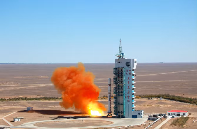 Một tên lửa Trung Quốc được phóng cùng vệ tinh quan sát trái đất Miranda của Venezuela từ Tửu Tuyền, tỉnh Cam Túc ngày 29/9/2012.