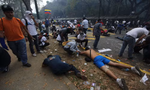 Thủ đô Caracas của Venezuela có tỷ lệ giết người cao. Bạo lực đường phố cũng thường xuyên xảy ra tại thành phố này.