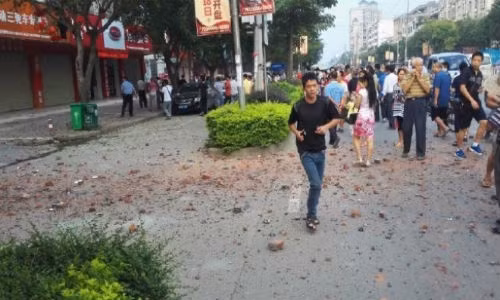 No lon lai rung chuyen thanh pho Lieu Chau, Trung Quoc