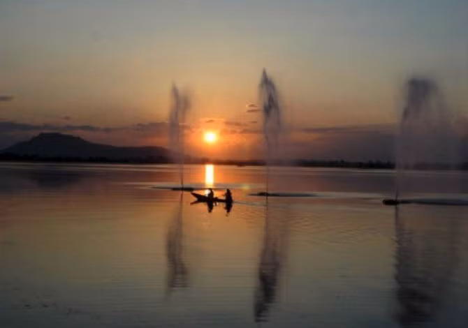 Khung cảnh hoàng hôn thanh bình ở hồ Dal, thành phố Srinagar, Ấn Độ.