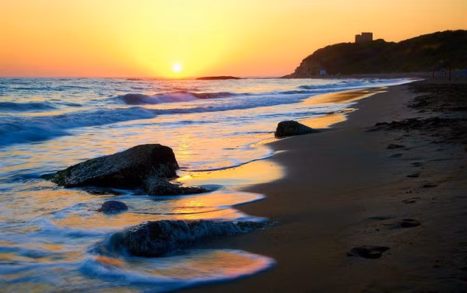 Mặt trời lặn trên biển Anzio, Italy.