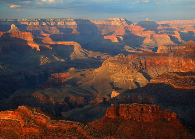 Khung cảnh hoàng hôn thanh bình ở hẻm núi Grand Canyon, bang Arizona, Mỹ. Đứng ở Hopi Point, bạn sẽ ngắm được toàn cảnh hoàng hôn buông xuống tuyệt đẹp của Grand Canyon.