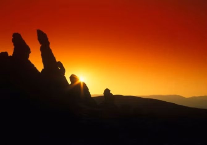 Phóng viên Julia Dimon đã ghi lại cảnh mặt trời lặn ở hoang mạc Atacama, Chile.