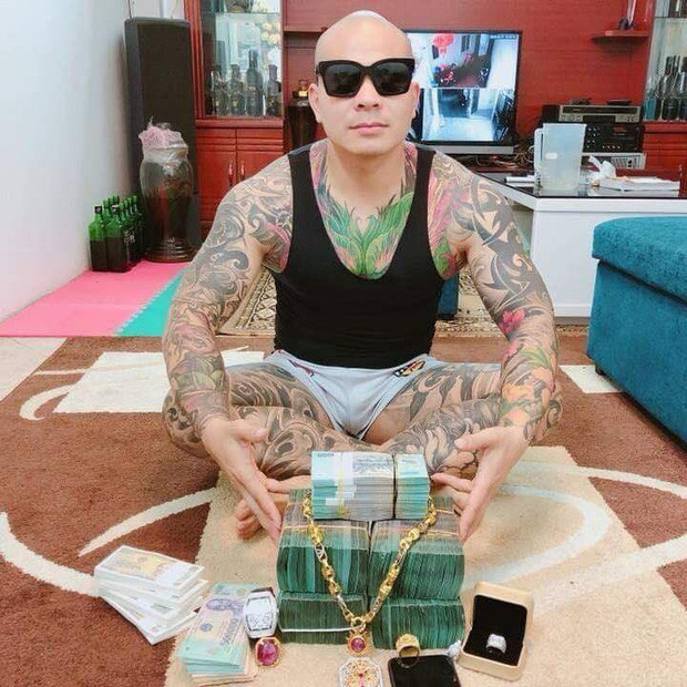 Nhiều lần Huấn "hoa hồng" khẳng định trên mạng rằng Quang "Rambo" là người đã giúp Huấn cả tiền bạc và quan hệ để gã "giang hồ mạng" vào Sài Gòn bắt đầu sự nghiệp cầm đồ, tín dụng đen và đòi nợ...