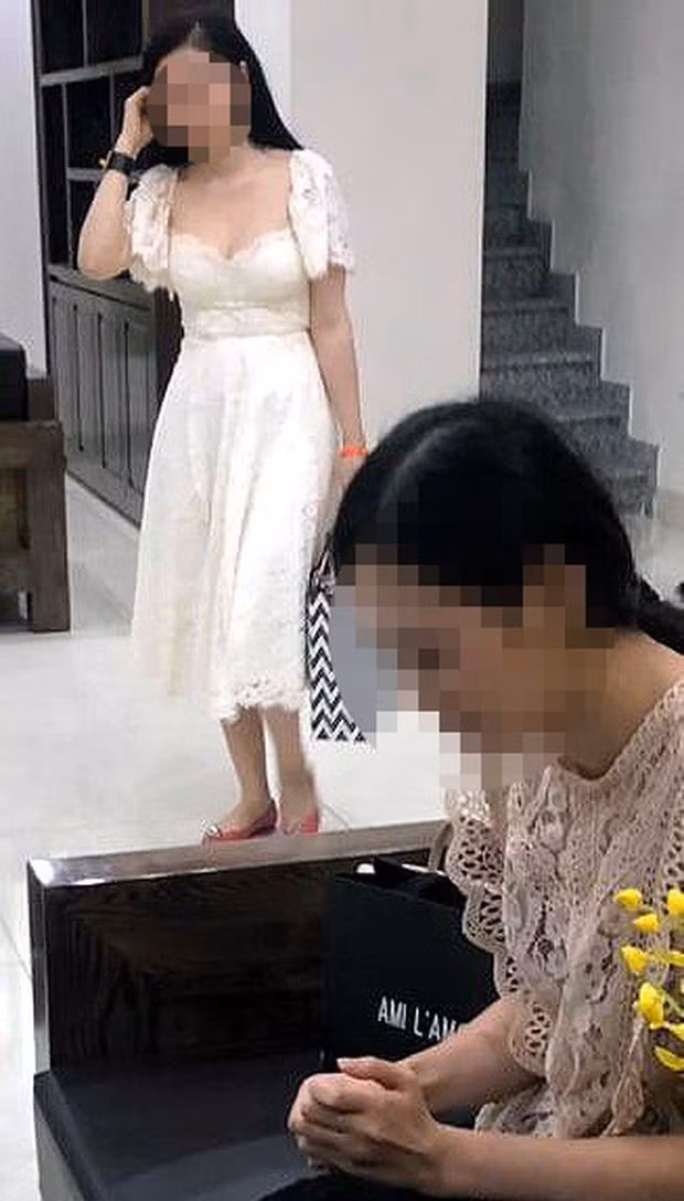 Cúc tuyển chọn những cô gái ưa nhìn, cao từ 1m7 trở lên. Để nâng giá đi khách của nhân viên, Cúc gắn cho họ mác sinh viên, hoa khôi, hotgirl... ra giá 10 triệu đồng đi tại Hà Nội, 25 triệu đồng nếu khách ở tỉnh khác. Nếu khách muốn qua đêm với nhân viên, hoặc muốn họ đi tour cùng phải trả tới vài nghìn hoặc cả chục nghìn “đô”. Mỗi lần đi khách, nhân viên phải "cắt" lại cho Cúc 30% tiền bán dâm.