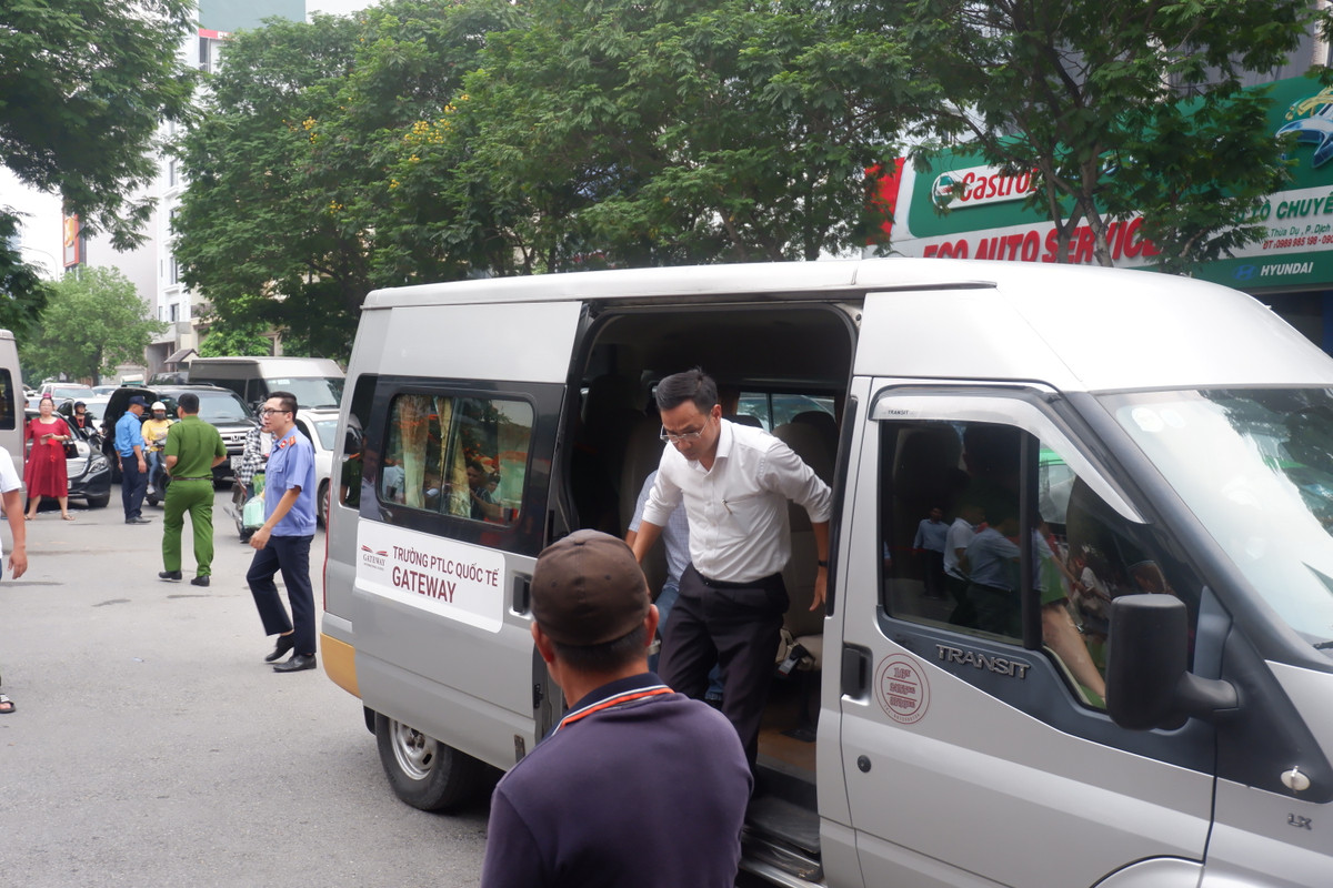 Lúc 16h15 chiếc xe ô tô do ông Phiến điều khiển đến cổng trường Gateway. Khoảng 5 phút sau thì chiếc xe rời khỏi trường Gateway.