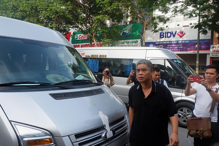 Ông Phiến đỗ xe vào bãi, xuống xe khóa cửa bằng khóa từ xa, không kiểm tra lại. Sau đó, ông đi bộ ra nơi gửi xe máy ở sát cổng KTX, lấy xe máy rồi đi về. 8h05, xe bus di chuyển rời khỏi KTX Học viện Báo chí.