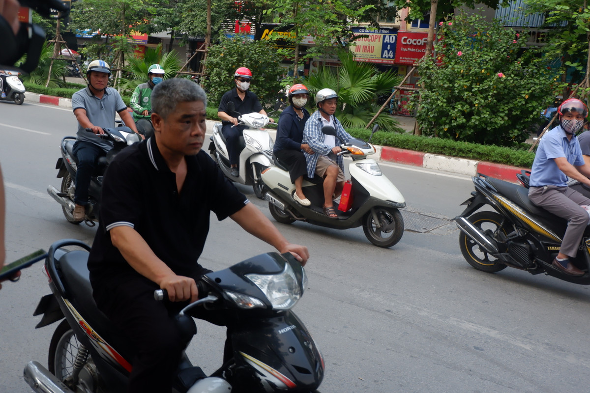 Chiếc xe máy tài xế Phiến điều khiển đi vào trong kí túc xá để lấy xe ô tô.