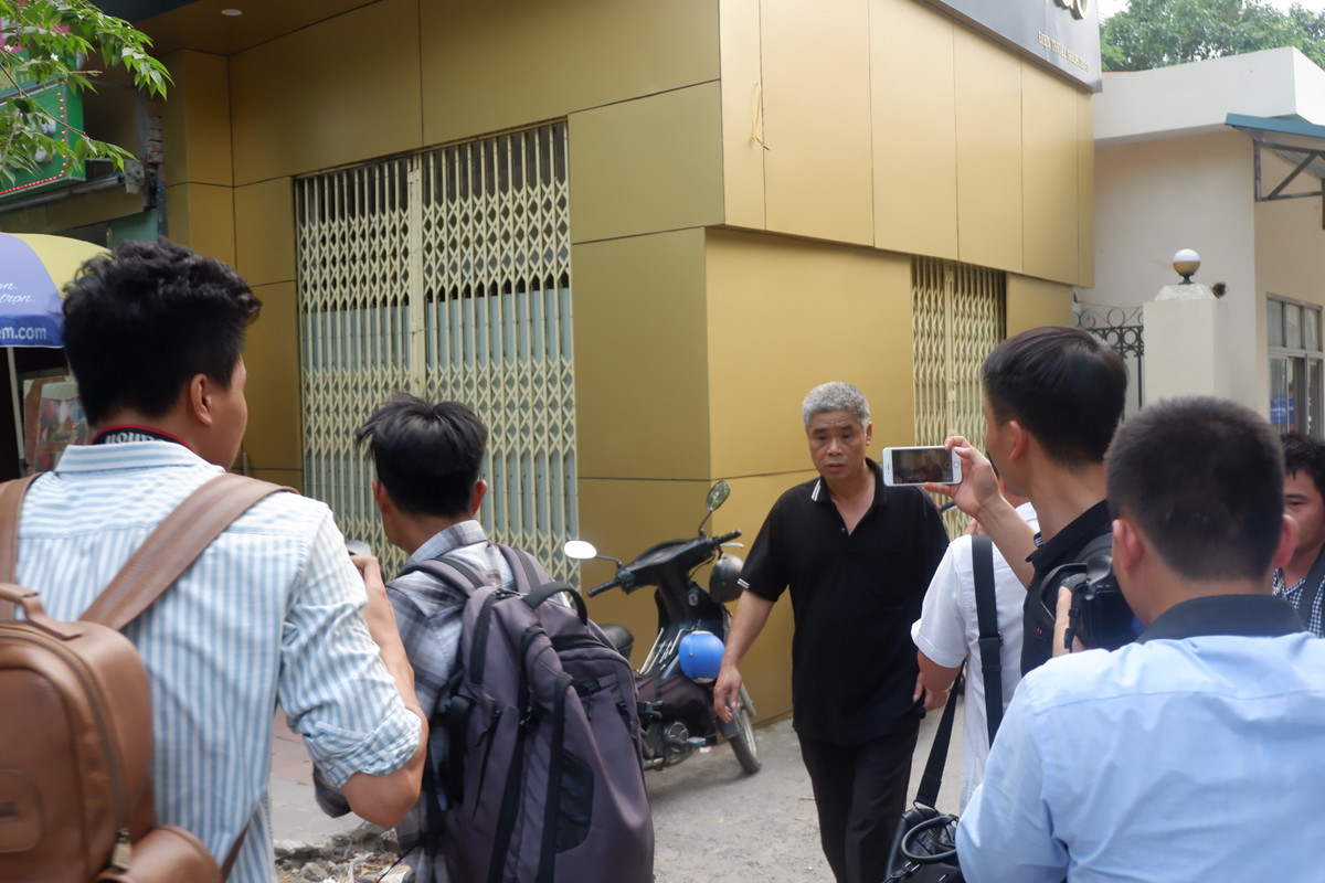 Sau đó, ra ngoài cổng kí túc xá thực hiện lại cảnh đi xe máy vào trong kí túc để lấy xe ô tô đưa đón học sinh.