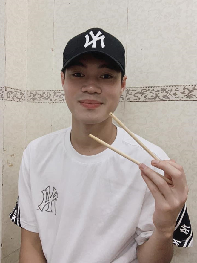 Nguyễn Văn Toàn chia sẻ hình ảnh đi ăn "bồi bổ" ngay sau khi trở về. Như mọi lần tiền đạo sinh năm 1996 bị bạn bè và đồng đội hùa nhau trêu chọc. "Bữa tối món chính là đũa xào khế à", trung vệ Bùi Tiến Dũng để lại comment. Ảnh: Nguyễn Văn Toàn